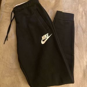 Nike rally joggers (standard/loose fit)
